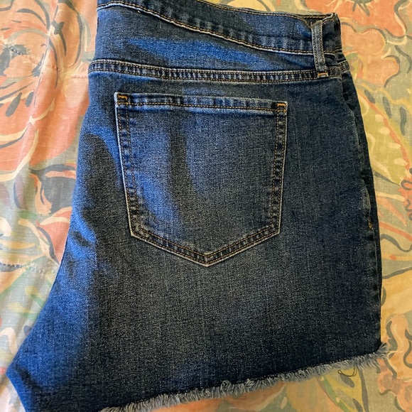Old Navy Semi Fitted Denim Shorts 
Size 16 - Picture 3 of 3